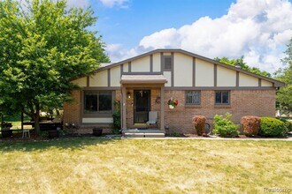 1931 Allenway Ct in Rochester Hills, MI - Foto de edificio - Building Photo
