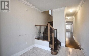 590 Sweetwater Cres in Newmarket, ON - Building Photo - Building Photo