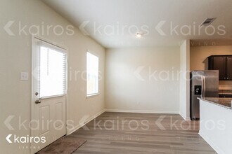 8411 Hannah Rd in Mont Belvieu, TX - Foto de edificio - Building Photo