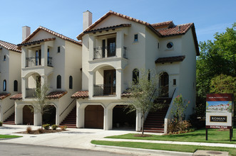 The Courtyards on McKinney in Dallas, TX - Building Photo - Building Photo