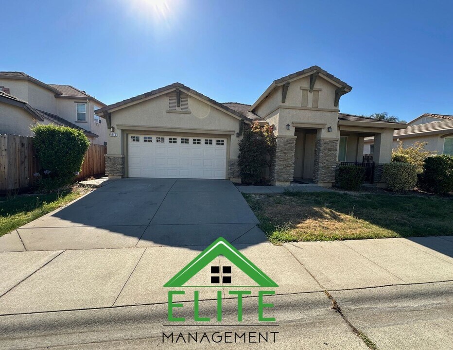 5715 La Venta Way in Sacramento, CA - Foto de edificio