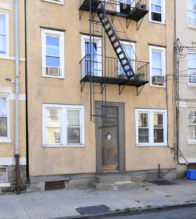 135 N 5th Ave in Mount Vernon, NY - Building Photo - Building Photo