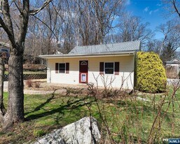 8 Quinton Rd in West Milford, NJ - Building Photo