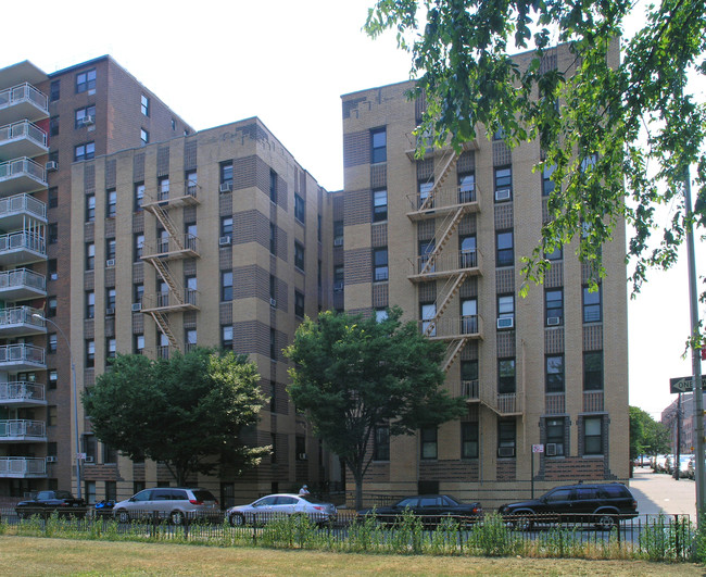 3565 Bruckner Blvd in Bronx, NY - Foto de edificio - Building Photo