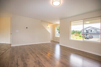 111 Carver Walk SE in Rainier, WA - Building Photo - Building Photo