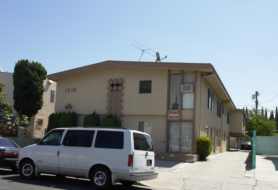 1210 Tamarind Ave in Los Angeles, CA - Building Photo