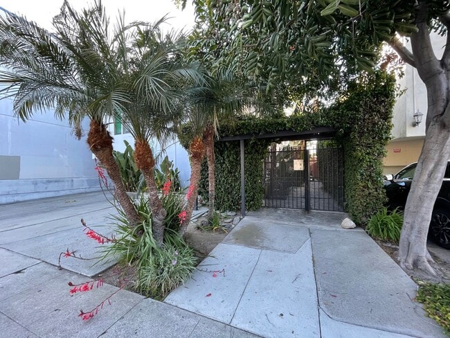 12117 Pacific Ave in Los Angeles, CA - Building Photo - Building Photo