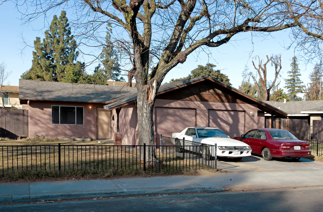 213-215 N Riverside Dr in Modesto, CA - Building Photo