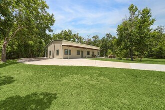 1425 Oak Hollow Dr in Dickinson, TX - Building Photo - Building Photo