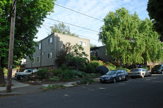 131 SE 22nd Ave in Portland, OR - Building Photo - Building Photo