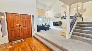 5590 Highland Dr in Bellevue, WA - Building Photo - Building Photo