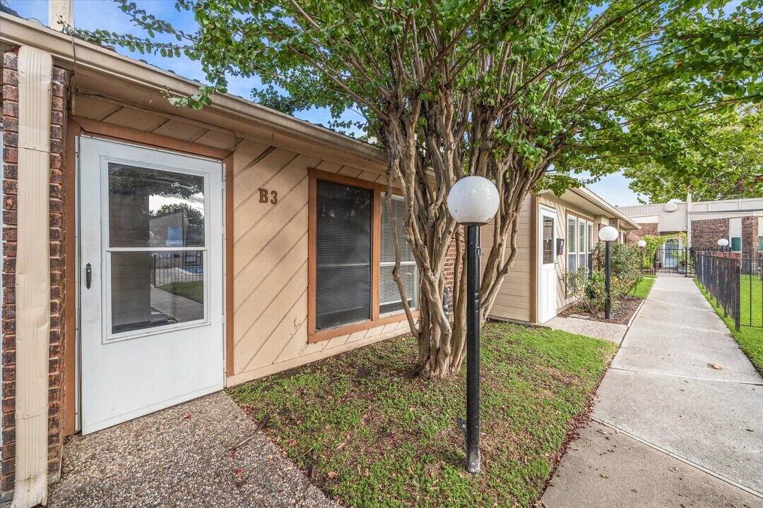 1014 Graham Dr in Tomball, TX - Building Photo