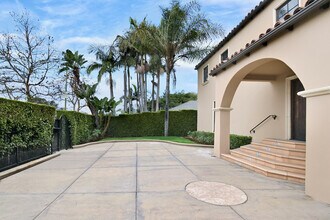 6111 San Vicente Blvd in Los Angeles, CA - Foto de edificio - Building Photo