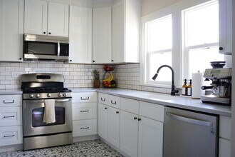 10010 Burton Ave in Bratenahl, OH - Foto de edificio - Building Photo