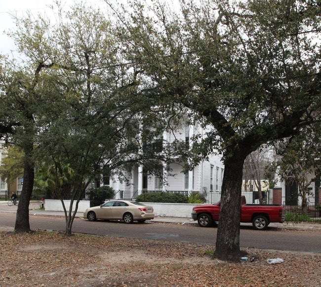 1631 Esplanade Ave in New Orleans, LA - Foto de edificio - Building Photo