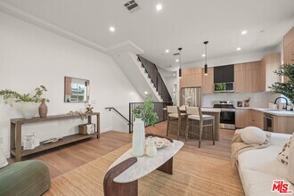 257 1/2 S Park View St in Los Angeles, CA - Building Photo - Building Photo