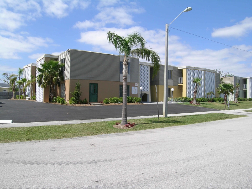 Timberlake Condominiums in Lake Park, FL - Building Photo