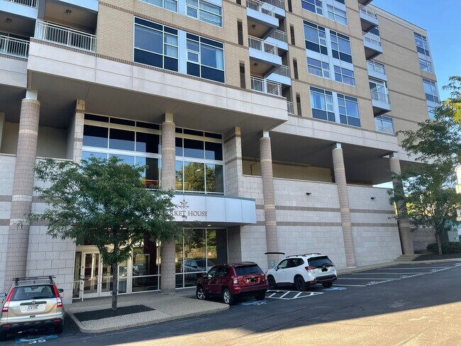 5570 Centre Ave, Unit 203 in Pittsburgh, PA - Building Photo - Building Photo