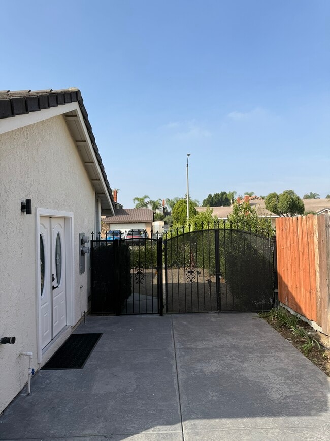 631 N Brierwood Ave in Rialto, CA - Foto de edificio - Building Photo