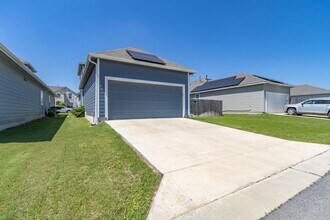 215 Roaming Dr in Hutto, TX - Building Photo - Building Photo