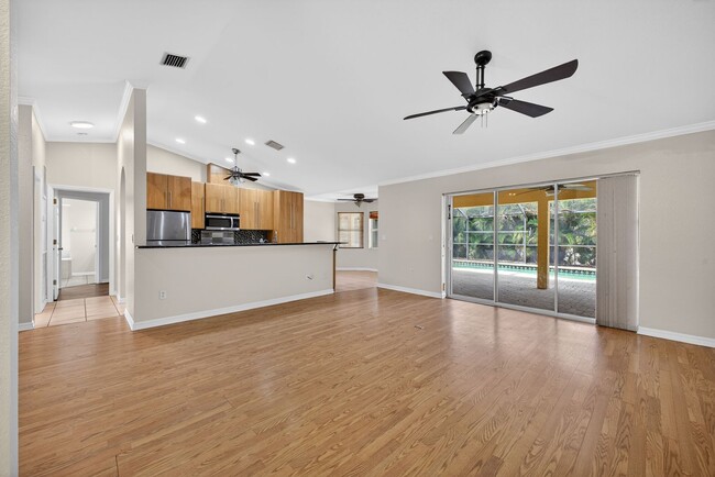 Charming 3-Bedroom Home with Private Pool in Buckingham Air Park in Ft. Myers, FL - Foto de edificio - Building Photo