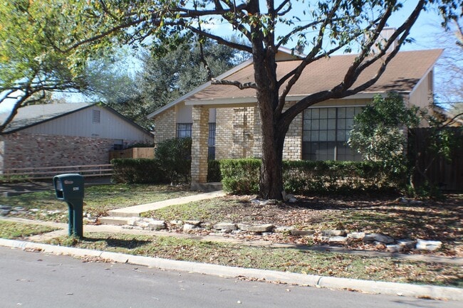 5711 Larkdale Dr in San Antonio, TX - Building Photo - Building Photo