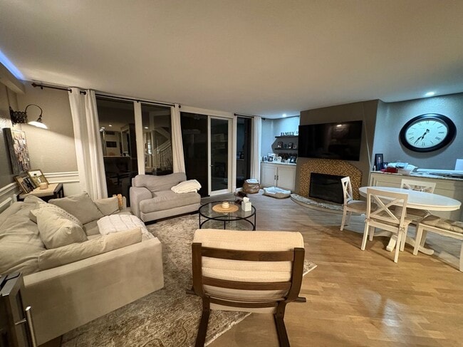 16548 Harbour Ln in Huntington Beach, CA - Foto de edificio - Building Photo