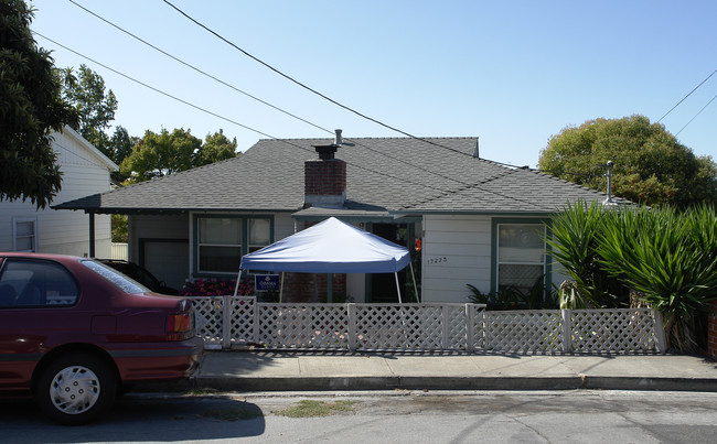 17235-17237 Roberto St in Castro Valley, CA - Foto de edificio - Building Photo