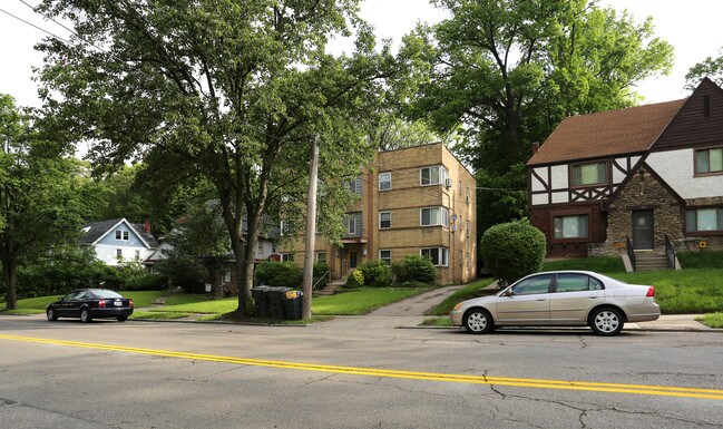 750 E Mitchell Ave in Cincinnati, OH - Foto de edificio - Building Photo