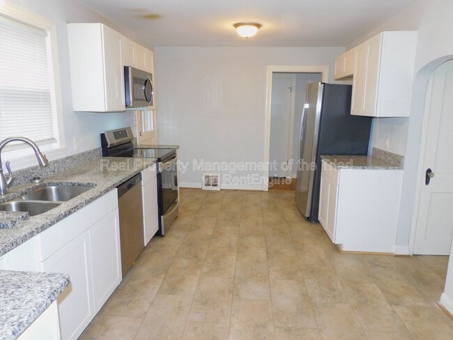 3713 N Cherry St in Winston-Salem, NC - Building Photo - Building Photo