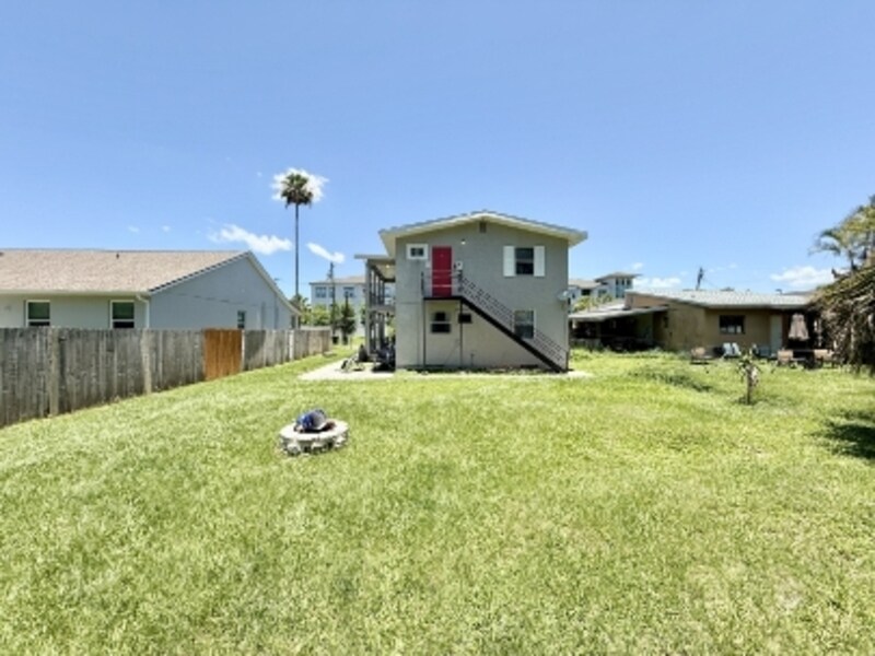 1045 11th Ave NW in Largo, FL - Building Photo