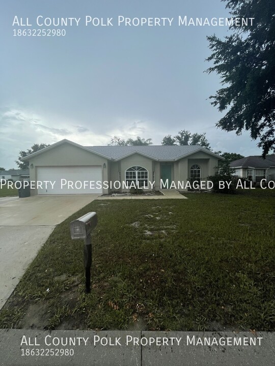 2818 Timbercrest Pl in Lakeland, FL - Foto de edificio