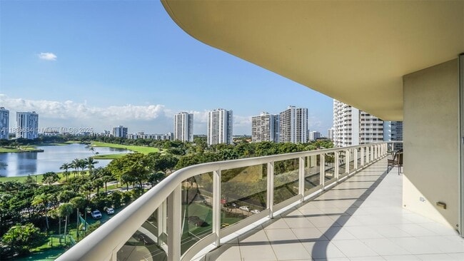 20191 E Country Club Dr in Aventura, FL - Building Photo - Building Photo