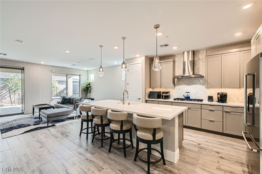 10042 Cardinal Knl in Las Vegas, NV - Building Photo