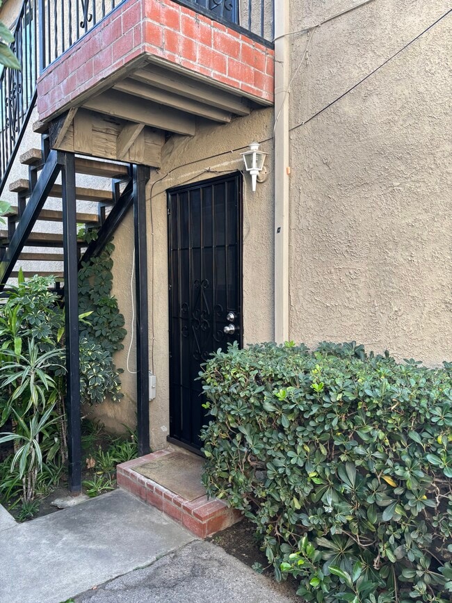 1911 W Alameda Ave, Unit C in Burbank, CA - Building Photo - Building Photo