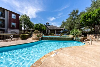 Vistas of Vance Jackson Apartments in San Antonio, TX - Foto de edificio - Building Photo