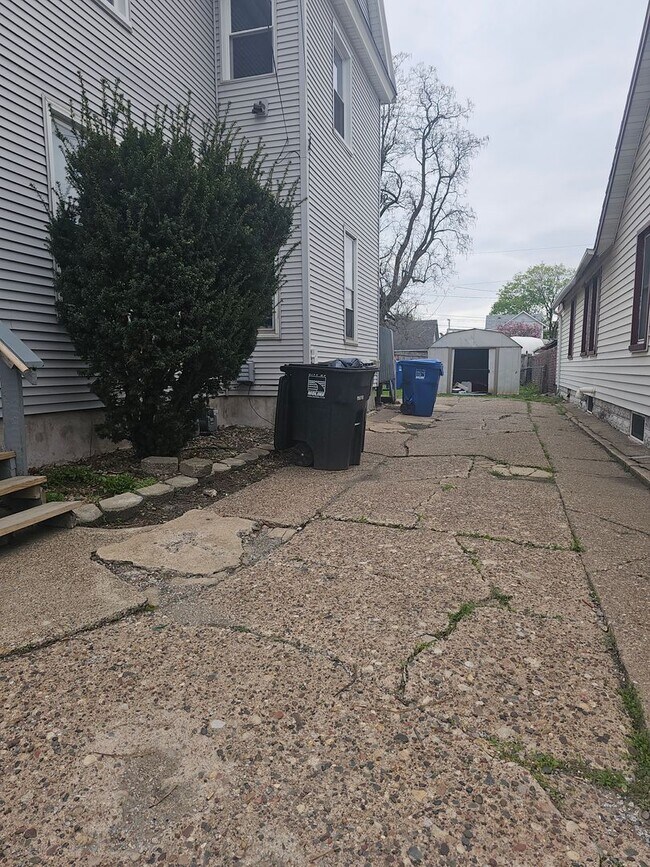 349 10th St-Unit -349 1/2 10th St. in Moline, IL - Building Photo - Building Photo