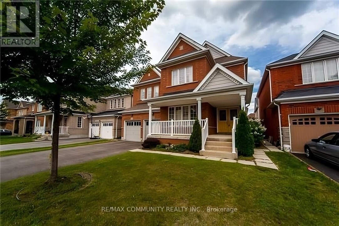 82 Warnford Cir in Ajax, ON - Building Photo