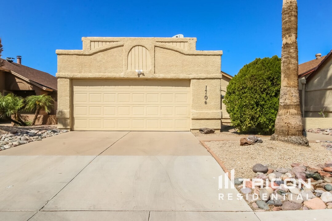 1706 N Comanche Dr in Chandler, AZ - Building Photo