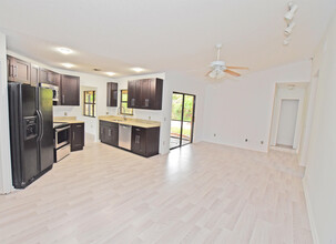 190 Parkwood Dr S in Royal Palm Beach, FL - Building Photo - Building Photo