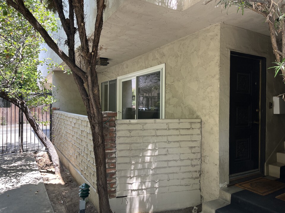 12033 Goshen Ave in Los Angeles, CA - Building Photo