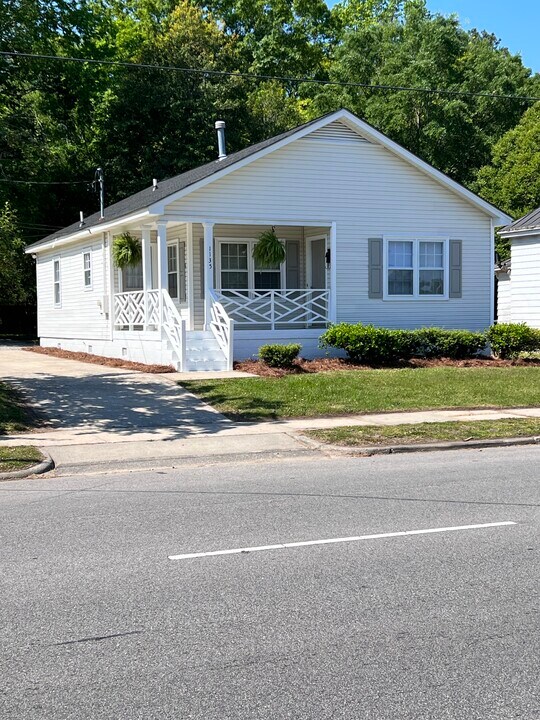 1135 W Thomas St in Rocky Mount, NC - Foto de edificio