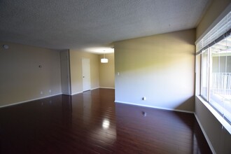 24347 Newhall Ave in Santa Clarita, CA - Building Photo - Building Photo