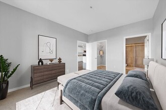 Waters Edge Apartments of Harbortown in Detroit, MI - Foto de edificio - Building Photo