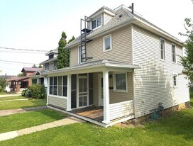 320 W Cedar St in Platteville, WI - Building Photo