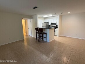 7701 Timberlin Park Blvd in Jacksonville, FL - Foto de edificio - Building Photo