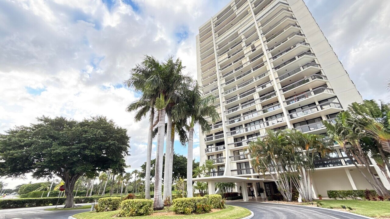 2000 Presidential Way in West Palm Beach, FL - Building Photo