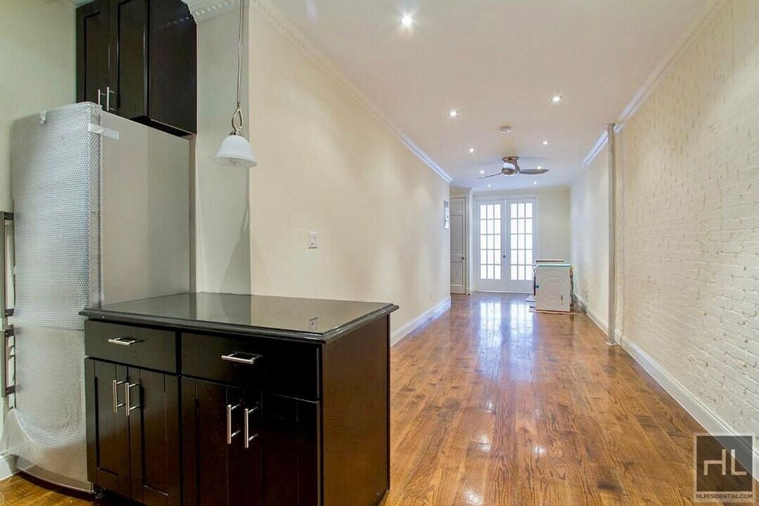 635 E 6th St in New York, NY - Building Photo