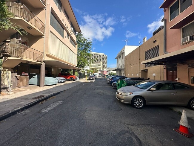 2123 Lau‘ula St in Honolulu, HI - Building Photo - Building Photo