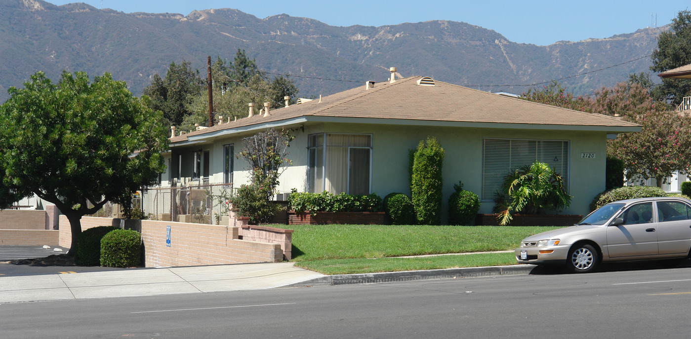 2120 Montrose Ave in Montrose, CA - Foto de edificio